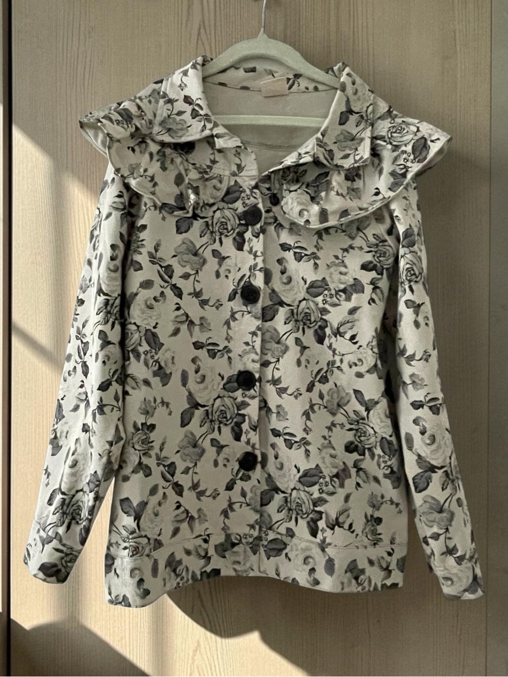 ML KIDS Floral Ruffle Collar Button-Up Jacket in Cream and Gray Size 10